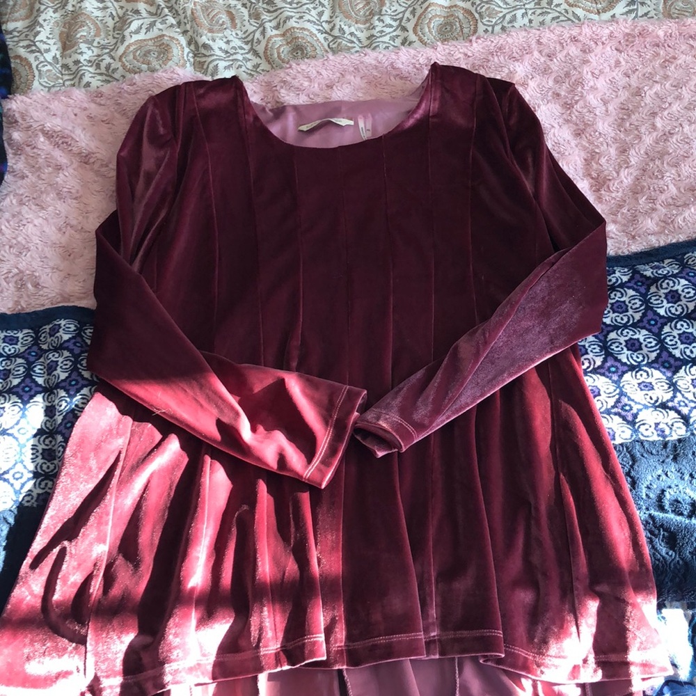 2/$10
Velvety pink top with pleats.